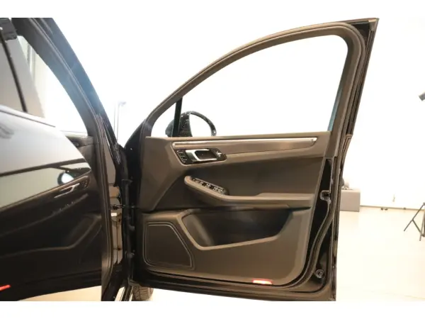 Porsche Macan GTS PDK 4WD One Owner Sports Chrono Package Sports Exhaust 14-Way Memory Seat Air Suspension Seat Heater Color Crest Cap Red Model Logo Spec (Jet Black Metallic) — photo 8