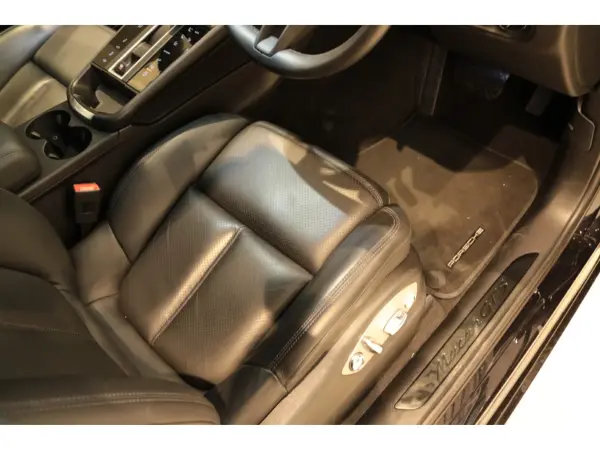 Porsche Macan GTS PDK 4WD One Owner Sports Chrono Package Sports Exhaust 14-Way Memory Seat Air Suspension Seat Heater Color Crest Cap Red Model Logo Spec (Jet Black Metallic) — photo 9