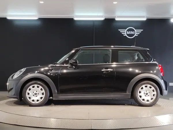 Mini Mini One 3-door DCT One Owner Essential Trim LED Lights Backup Camera Auto Lights Auto Wipers Premium Package Apple CarPlay Bluetooth (Midnight Black) — photo 9