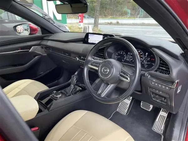 2021 Mazda 3 Fastback — photo 2