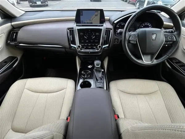 2019 Toyota Crown — photo 2