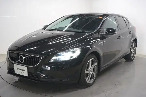 Volvo V40 T3 Kinetic 2018 Model / Non-Smoking / Front & Rear Dashcam / Cruise Control / Clearance Sonar / Genuine Navigation / Backup Camera / Bluetooth / USB / Auto Lights / Auto AC / Seat Heaters / Smart Key 2 / Push Start / LED Headlights / Genuine Alloys (Onyx Black Metallic)