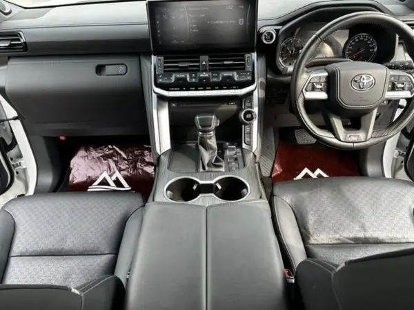 Toyota Land Cruiser 300 3.3 GR Sport Diesel Turbo 4WD — photo 8