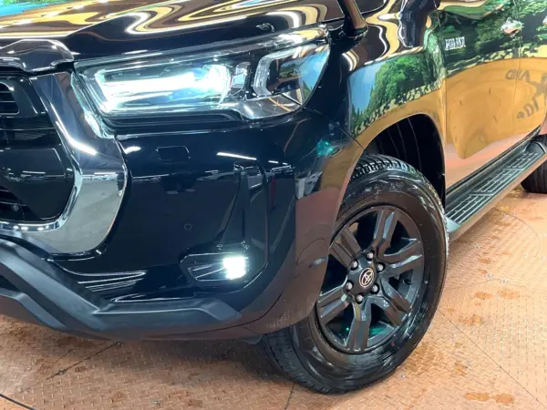 Toyota Hilux 2.4 Z Diesel Turbo 4WD Non-Smoking Vehicle BIG-X11 Navigation Backup Camera Radar Cruise Safety Sense Downhill Assist Stability Control Dashcam LED Head & Fog Lights Genuine 17-inch Alloy Wheels ETC Smart Key (Attitude Black Mica) — photo 8