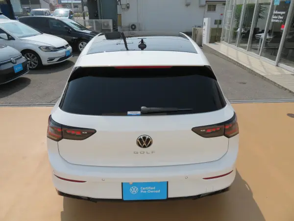 Volkswagen Golf TDI R-Line Diesel Turbo 8.5 One-Owner Company Car Non-Smoking DiscoverPro App-Connect (Apple CarPlay Android Auto) TechP (Dynamic Cornering Light, Dynamic Light Assist, Around View Monitor, IQ.LIGHT) (Pure White Black Two-Tone) — photo 8