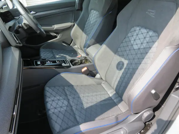 2025 Volkswagen Golf — photo 2