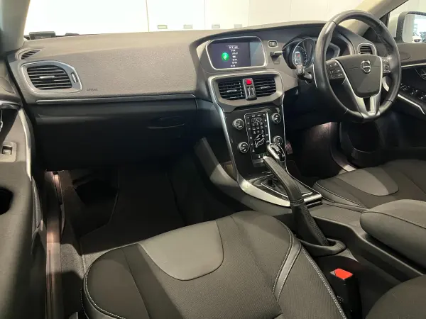 2019 Volvo V40 — photo 2