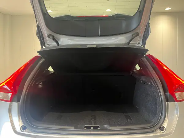 Volvo V40 D4 Momentum Diesel Turbo — photo 8