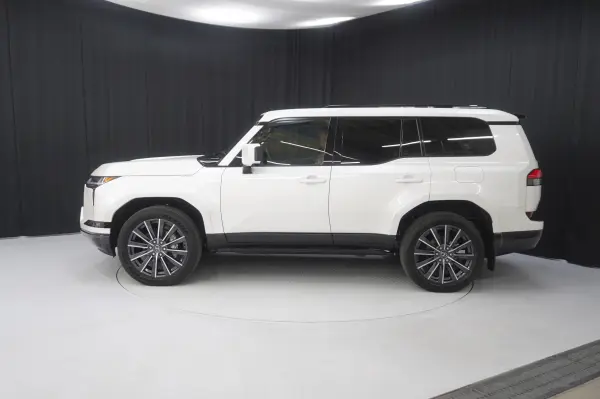 2025 Lexus Gx — photo 3