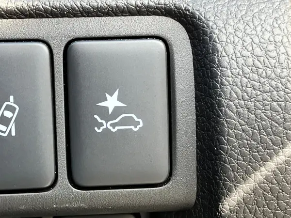 Mitsubishi Eclipse Cross PHEV 2.4 P 4WD Non-Smoking / OP Leather / Full-Seg Navigation & Backup Camera / My Pilot & e-Assist / HUD / Hands-Free Power Tailgate / Keyless Operation / LED Head & Fog Lights (Pearl White) — photo 9