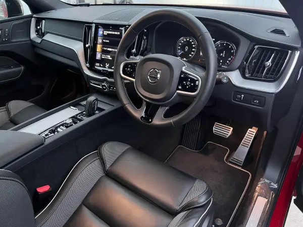 Volvo XC60 B6 AWD R Design 4WD Sunroof Sports Seat R Design Exclusive AW&F Grille Black Molding Non-Smoking Harman Kardon Speakers Digital Terrestrial VOLVO SELEKT Warranty (Fusion Red Metallic) — photo 8