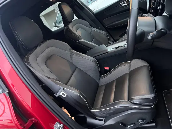 Volvo XC60 B6 AWD R Design 4WD Sunroof Sports Seat R Design Exclusive AW&F Grille Black Molding Non-Smoking Harman Kardon Speakers Digital Terrestrial VOLVO SELEKT Warranty (Fusion Red Metallic) — photo 9