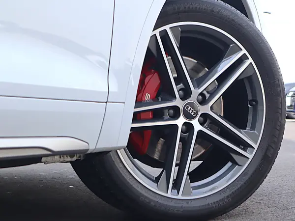 Audi SQ5 3.0 4WD Panorama Sunroof Adaptive S Sport Air Suspension Leather Package Comfort Package Red Brake Calipers Adaptive Cruise Control Side Assist Lane Keep Virtual Matrix LED (Glacier White Metallic) — photo 9