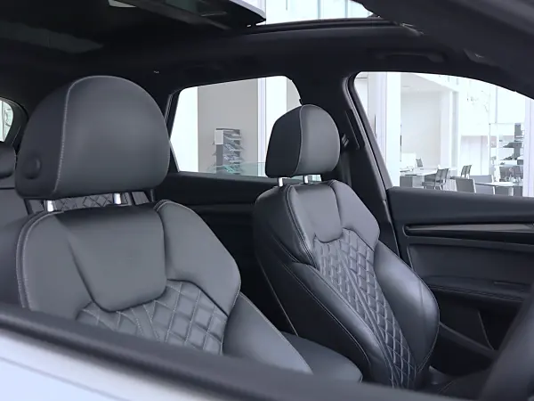 Audi SQ5 3.0 4WD Panorama Sunroof Adaptive S Sport Air Suspension Leather Package Comfort Package Red Brake Calipers Adaptive Cruise Control Side Assist Lane Keep Virtual Matrix LED (Glacier White Metallic) — photo 7