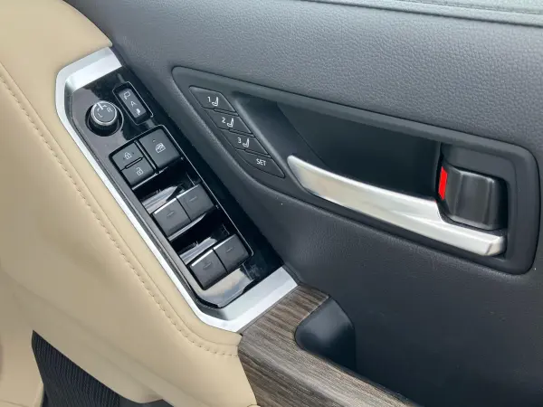 2023 Toyota Landrcuiser 300 — photo 8 | Tuminion Kenya