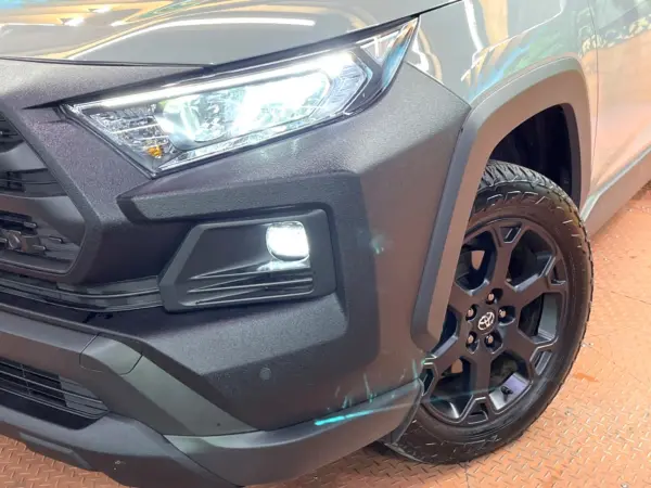 Toyota RAV4 2.0 Adventure Off-Road Package II 4WD (Attitude Black Mica x Urban Khaki) — photo 8