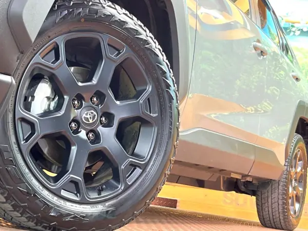 Toyota RAV4 2.0 Adventure Off-Road Package II 4WD (Attitude Black Mica x Urban Khaki) — photo 9