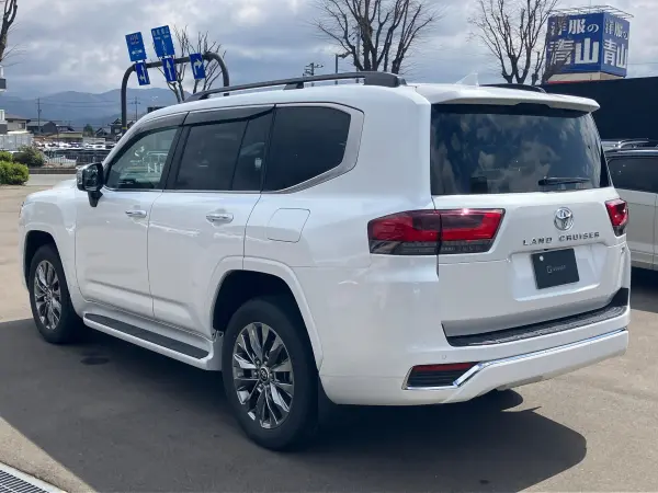 2024 Toyota Landrcuiser 300 — photo 2