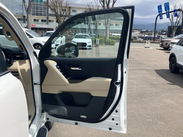 Toyota Land Cruiser 300 3.5 ZX 4WD Right-Hand Drive / Precious White Pearl / Beige Interior / One Owner / JBL Premium Sound System / 12.3-inch Rear Seat Entertainment System / SR / Built-in ETC / Cool Box / Roof Rails / 20-inch AW — photo 7