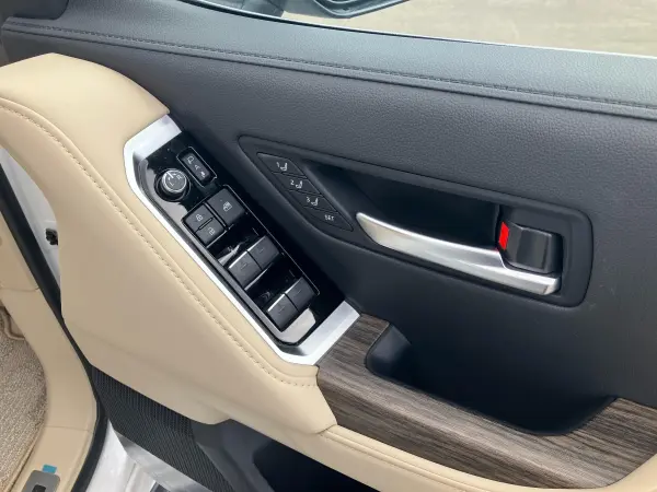 Toyota Land Cruiser 300 3.5 ZX 4WD Right-Hand Drive / Precious White Pearl / Beige Interior / One Owner / JBL Premium Sound System / 12.3-inch Rear Seat Entertainment System / SR / Built-in ETC / Cool Box / Roof Rails / 20-inch AW — photo 8