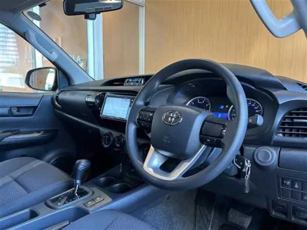 Toyota Hilux 2.4 X Diesel Turbo 4WD Cold Weather Package Genuine Memory Navigation Full-Seg TV Backup Camera Rear Diff Lock 18-inch AW Mud Flaps Tonneau Cover Auto Lights Front/Rear Fog Lamps Steering Switch Keyless Key ETC Onboard Unit One Owner (Crimson Spark Red Metallic) — photo 7