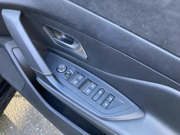 Peugeot 308GT BlueHDi Diesel Turbo ETC Dashcam LED Headlights ACC Apple CarPlay & Android Auto One Owner (Perla Nera Black) — photo 8