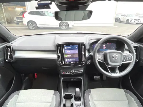 2023 Volvo Xc40 — photo 2