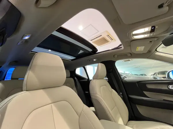 2022 Volvo Xc40 — photo 2