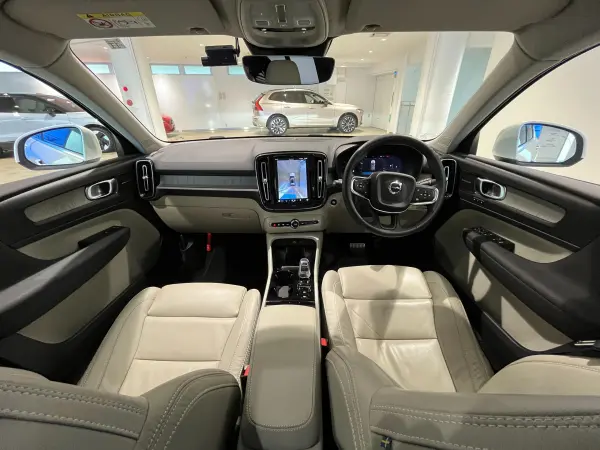 2022 Volvo Xc40 — photo 3