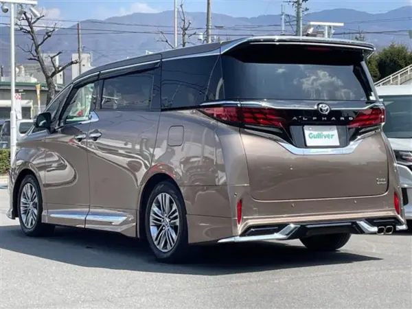 2024 Toyota Alphard — photo 3