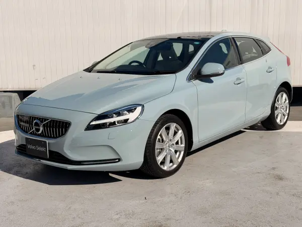 Volvo V40 T3 Classic Edition Panoramic Glass Roof harman/kardon Premium Sound Audio System Terrestrial Digital TV Genuine Leather Seats Front and Rear Seat Heaters (Amazon Blue) — photo 7