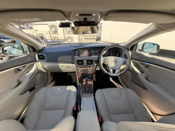 2020 Volvo V40 — photo 2