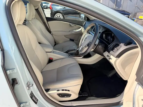 Volvo V40 T3 Classic Edition Panoramic Glass Roof harman/kardon Premium Sound Audio System Terrestrial Digital TV Genuine Leather Seats Front and Rear Seat Heaters (Amazon Blue) — photo 9