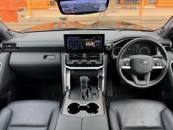 2023 Toyota Landrcuiser 300 — photo 2