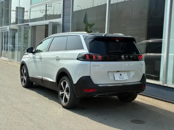 2022 Peugeot 5008 — photo 2