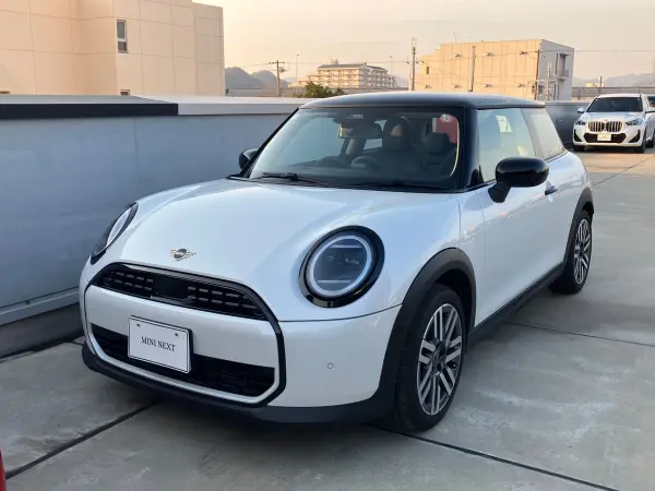 Mini Cooper C 3-door DCT Demo Car Classic Trim Apple CarPlay Android Auto Adaptive Cruise Control Seat Heater Collision Mitigation Braking Front/Rear Corner Sensors 17-inch Option Wheels (Nanoq White)