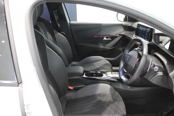 Peugeot 208GT Certified Used Car / Active Cruise Control / LED Headlights / Intelligent High Beam / Front Seat Heaters / 17-inch Genuine Alloy Wheels / ETC / One Owner / Non-smoking Vehicle (Pearl White) — photo 8