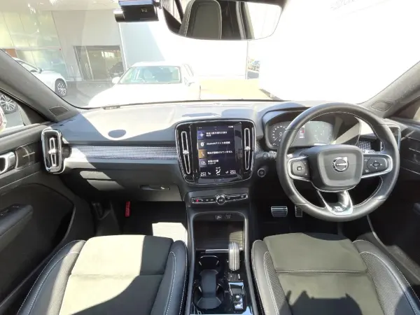 2020 Volvo Xc40 — photo 2