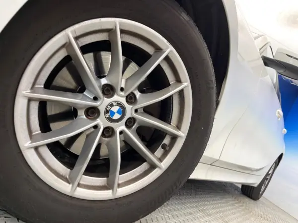 BMW 3 Series 320i (Alpine White III) — photo 9