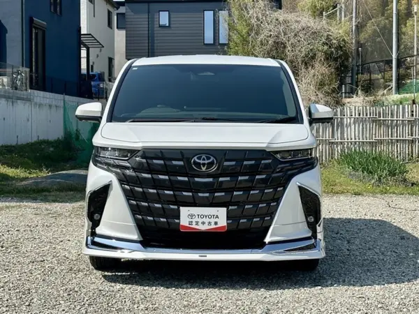 2025 Toyota Alphard — photo 2