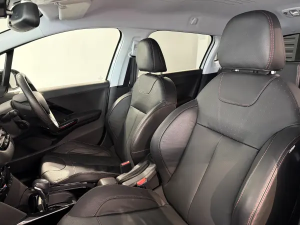 Peugeot 2008 GT Line Black Pack — photo 9