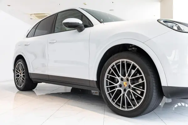 Porsche Cayenne Platinum Edition Tiptronic S 4WD with Fuel Filler Cap (Aluminum Look), Soft Close Doors, Active Lane Keeping Assist (Carrara White Metallic) — photo 7