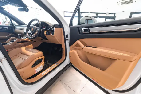 Porsche Cayenne Platinum Edition Tiptronic S 4WD with Fuel Filler Cap (Aluminum Look), Soft Close Doors, Active Lane Keeping Assist (Carrara White Metallic) — photo 8