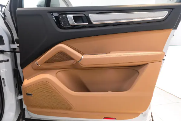 Porsche Cayenne Platinum Edition Tiptronic S 4WD with Fuel Filler Cap (Aluminum Look), Soft Close Doors, Active Lane Keeping Assist (Carrara White Metallic) — photo 9