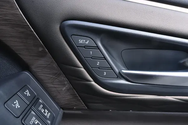Toyota Alphard Hybrid 2.5 Executive Lounge E-Four 4WD — photo 8