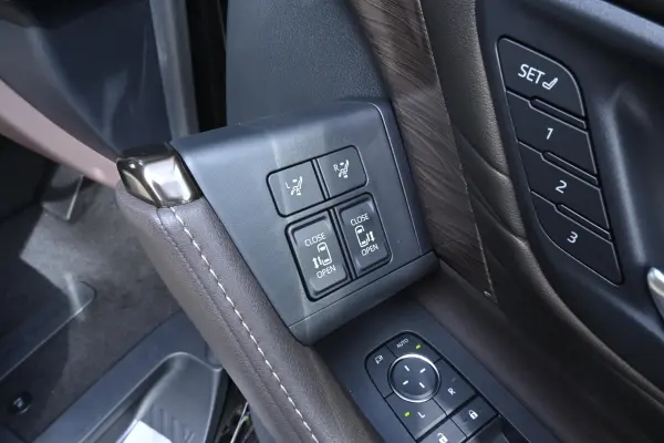 Toyota Alphard Hybrid 2.5 Executive Lounge E-Four 4WD — photo 9