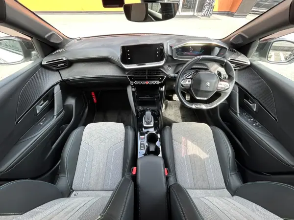 2021 Peugeot 208 — photo 2
