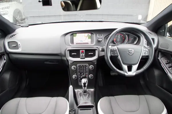 2019 Volvo V40 — photo 2