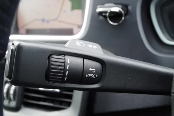 Volvo V40 D4 Dynamic Edition Diesel Turbo Limited Edition 200 Units Black Half Leather Seats Adaptive Cruise Control Intellisafe Park Sensors Blind Spot Monitor Backup Camera Genuine Navi Dashcam ETC Bluetooth Seat Position Memory Function (Black) — photo 7