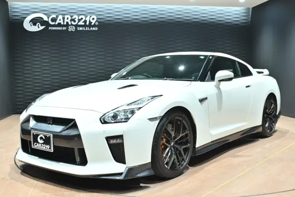 Nissan GT-R 3.8 Pure Edition 4WD Late MY17 Model / Brembo Brake Calipers / Genuine 20-inch Forged Wheels (RAYS) / Dual Exhaust / OP Side Airbags / OP Backup Camera / OP Privacy Glass / Full Seg / Brilliant White Pearl (Brilliant White Pearl 3-Coat Pearl)
